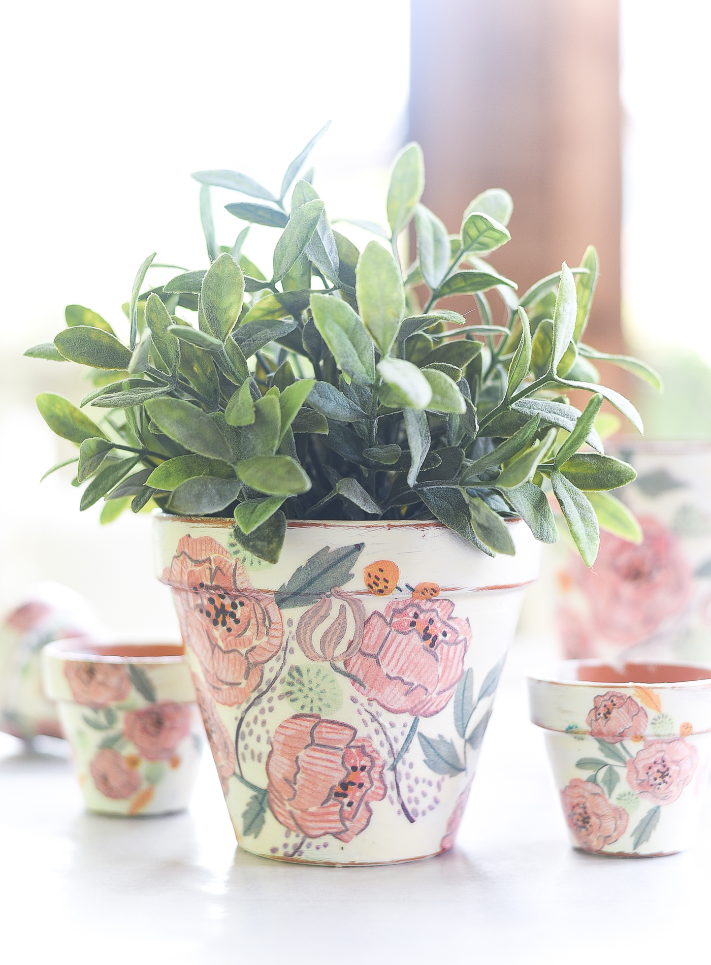 Decoupage terracotta pots. Mod Podge decoupage. How to decoupage planters with Mod Podge and paper napkins. Paper napkin decoupage.