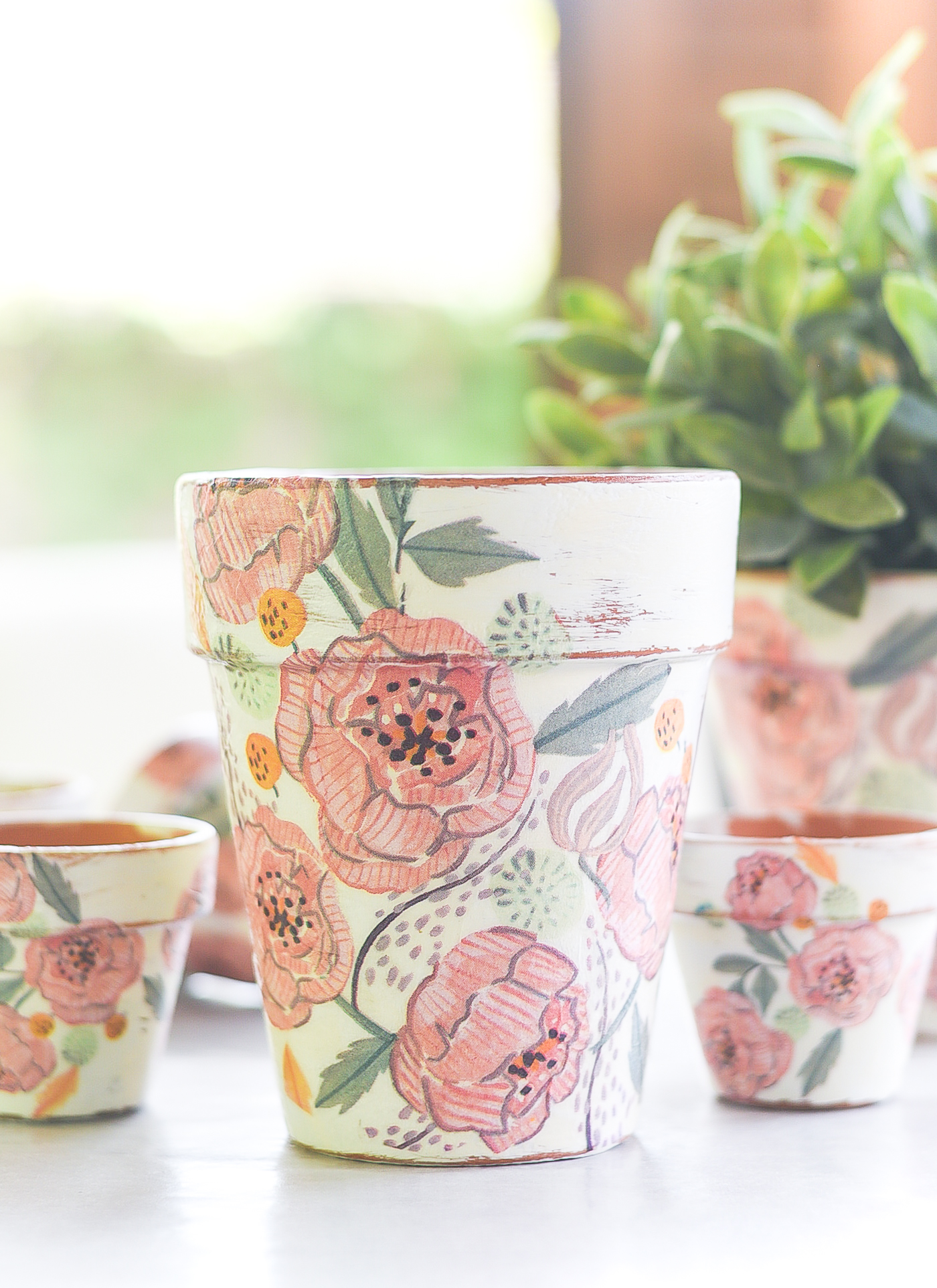 Decoupage terracotta pots. Mod Podge decoupage. How to decoupage planters with Mod Podge and paper napkins. Paper napkin decoupage.