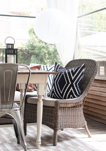 Screen-Porch-Decorating-Ideas-Black-White-Leather-Wicker