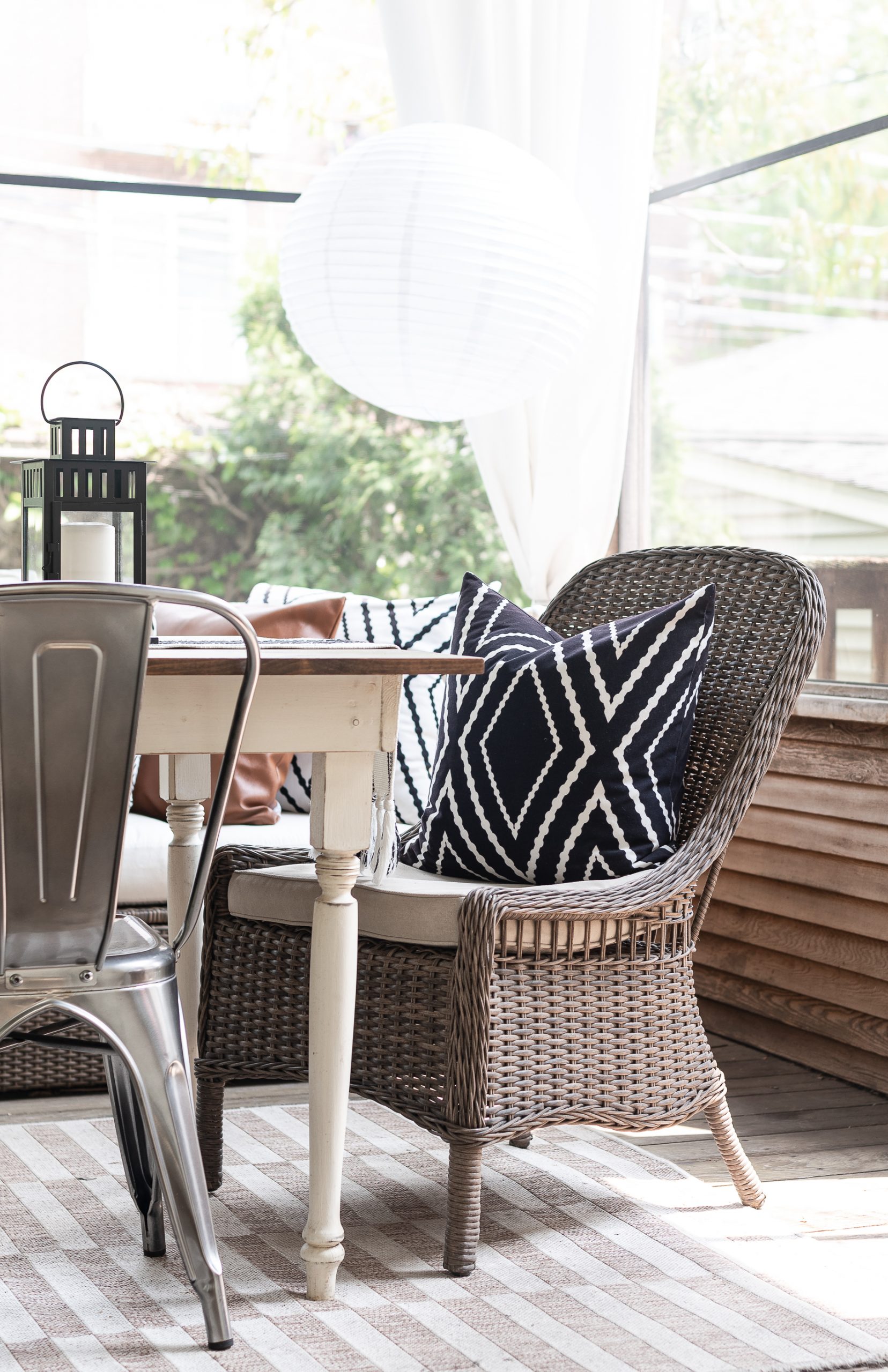 Screen-Porch-Decorating-Ideas-Black-White-Leather-Wicker