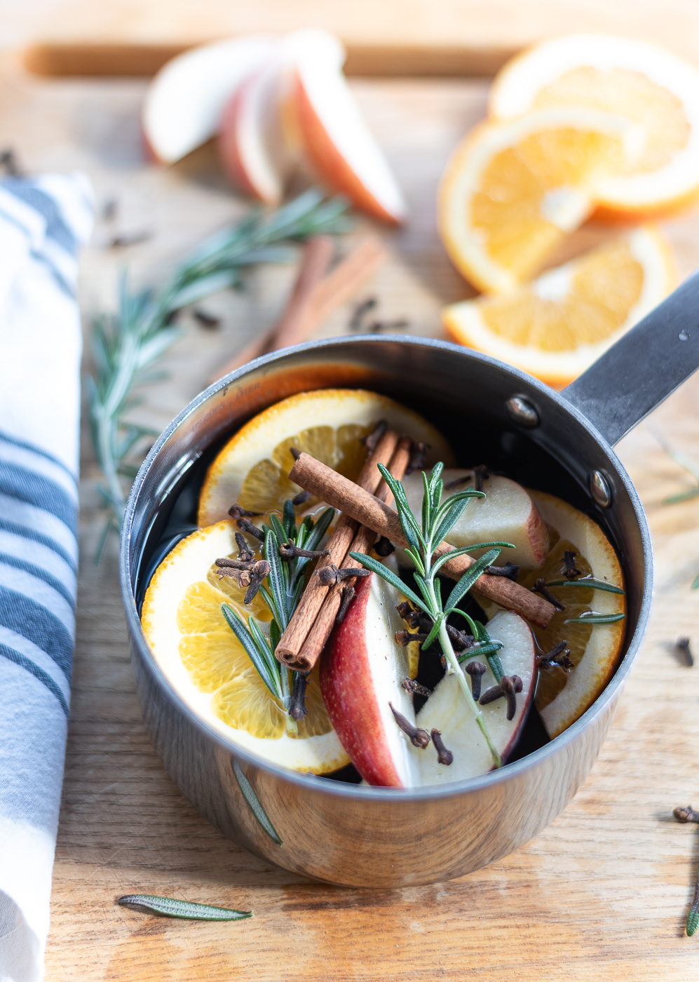 https://www.itallstartedwithpaint.com/wp-content/uploads/2024/01/winter-simmer-pot-oranges-apples-cinnamon-cloves-rosemary-3-of-11.jpg