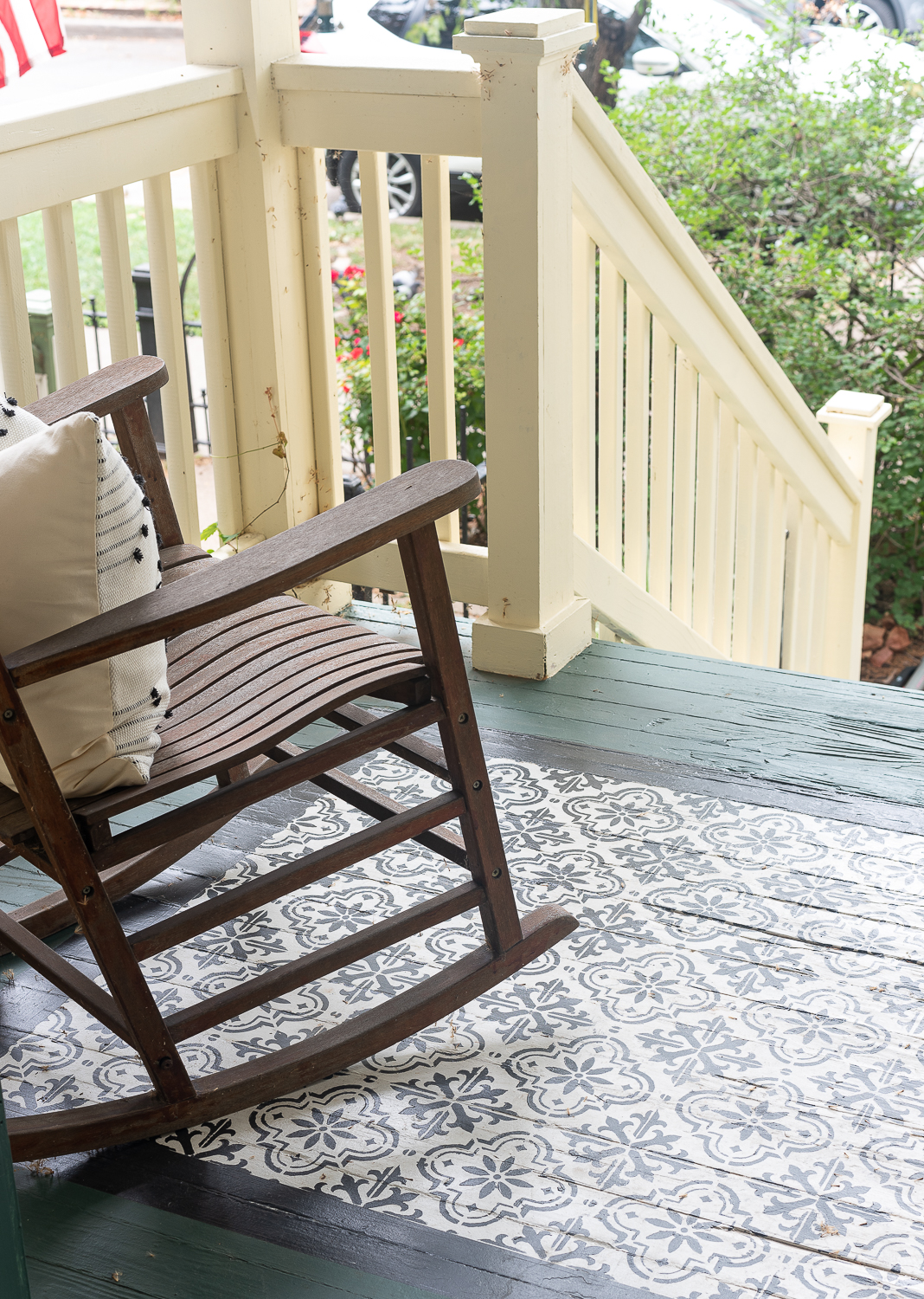 How to stencil a rug on your front porch with chalk paint. Chalk paint stencil how to. Painting rug on porch landing.