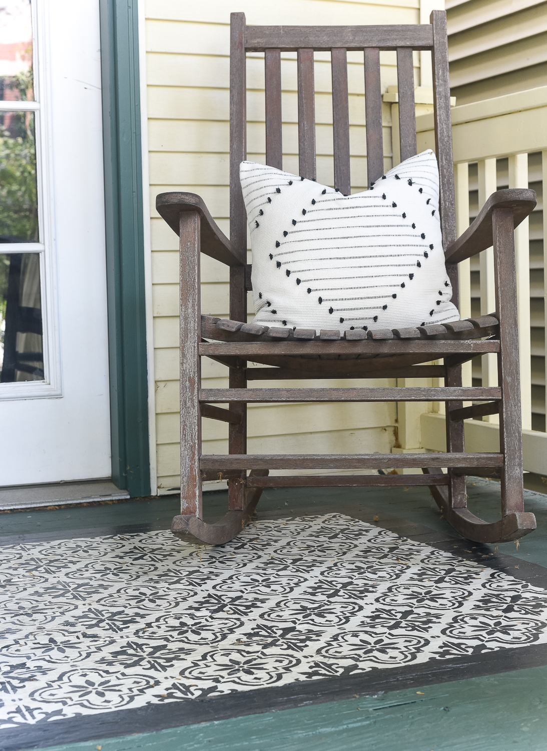 How to stencil a rug on your front porch with chalk paint. Chalk paint stencil how to. Painting rug on porch landing.