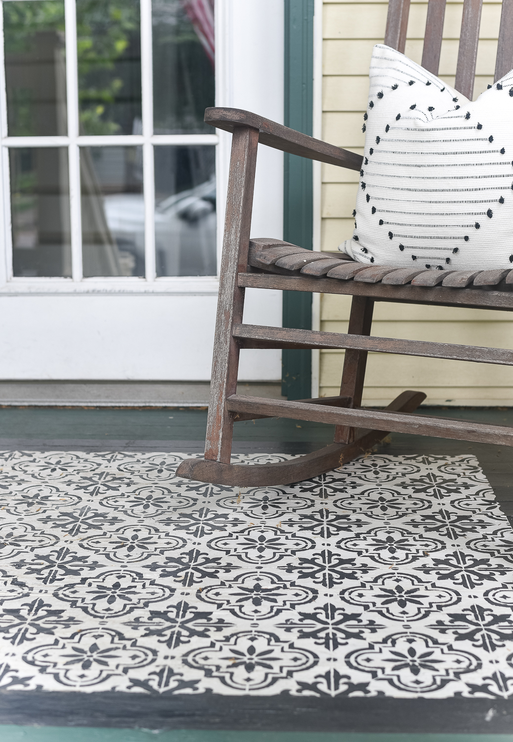 How to stencil a rug on your front porch with chalk paint. Chalk paint stencil how to. Painting rug on porch landing.