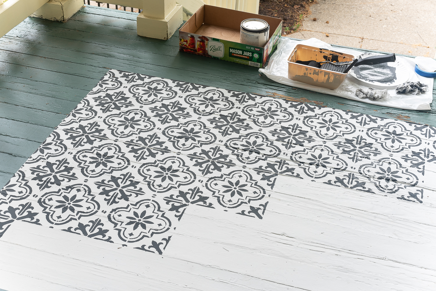 How to stencil a rug on your front porch with chalk paint. Chalk paint stencil how to. Painting rug on porch landing.