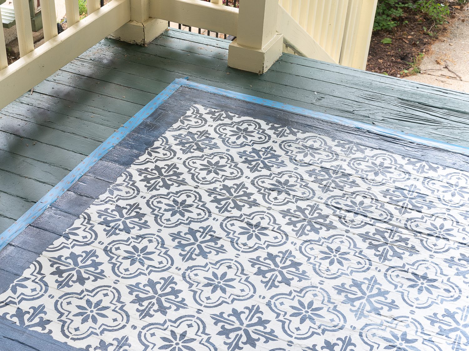 How to stencil a rug on your front porch with chalk paint. Chalk paint stencil how to. Painting rug on porch landing.