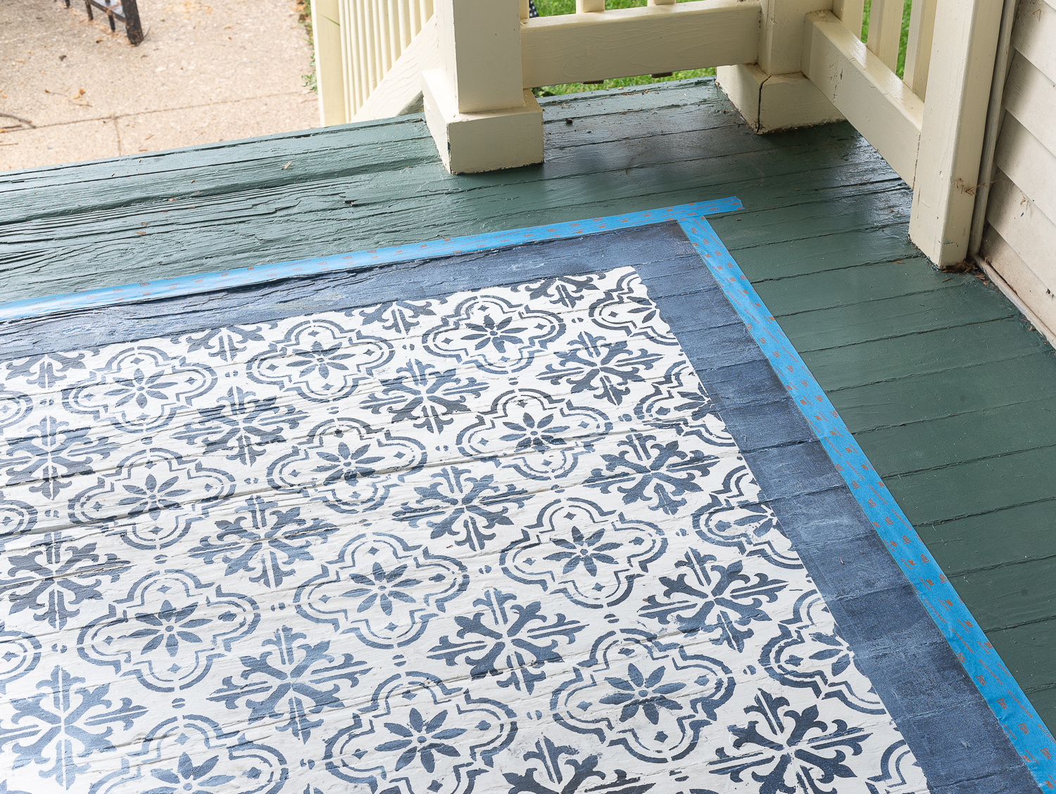 How to stencil a rug on your front porch with chalk paint. Chalk paint stencil how to. Painting rug on porch landing.