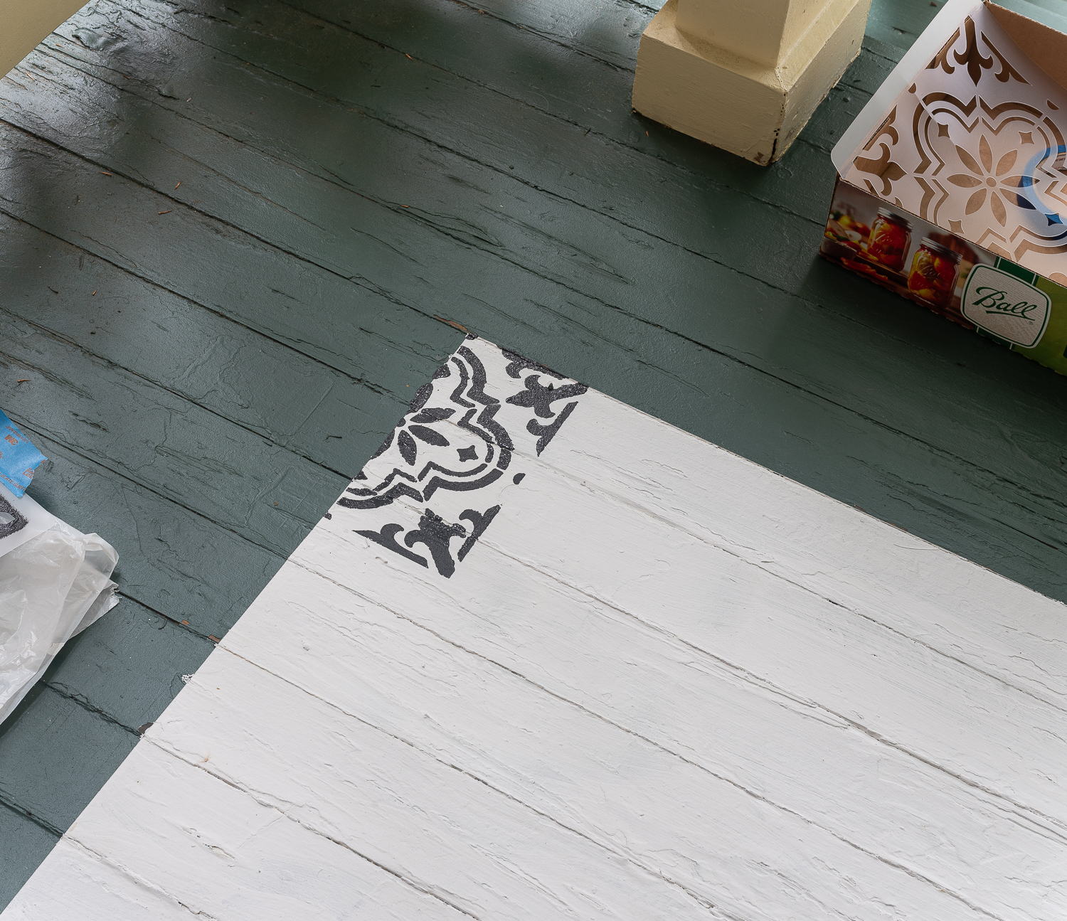 How to stencil a rug on your front porch with chalk paint. Chalk paint stencil how to. Painting rug on porch landing.