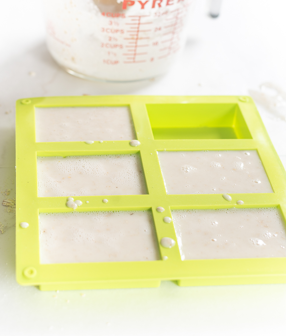 Oatmeal Soap Recipe. Oatmeal Honey Soap. Handmade Soap Recipe. Easy Soap Recipe to make at home. Homemade Soap with melt & pour soap base. Goat's milk soap recipe.