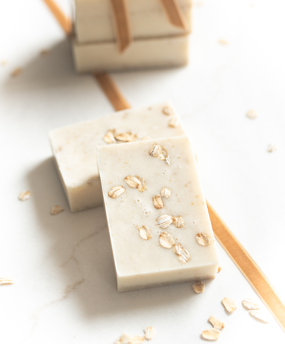 Oatmeal Soap Recipe. Oatmeal Honey Soap. Handmade Soap Recipe. Easy Soap Recipe to make at home. Homemade Soap with melt & pour soap base. Goat's milk soap recipe.