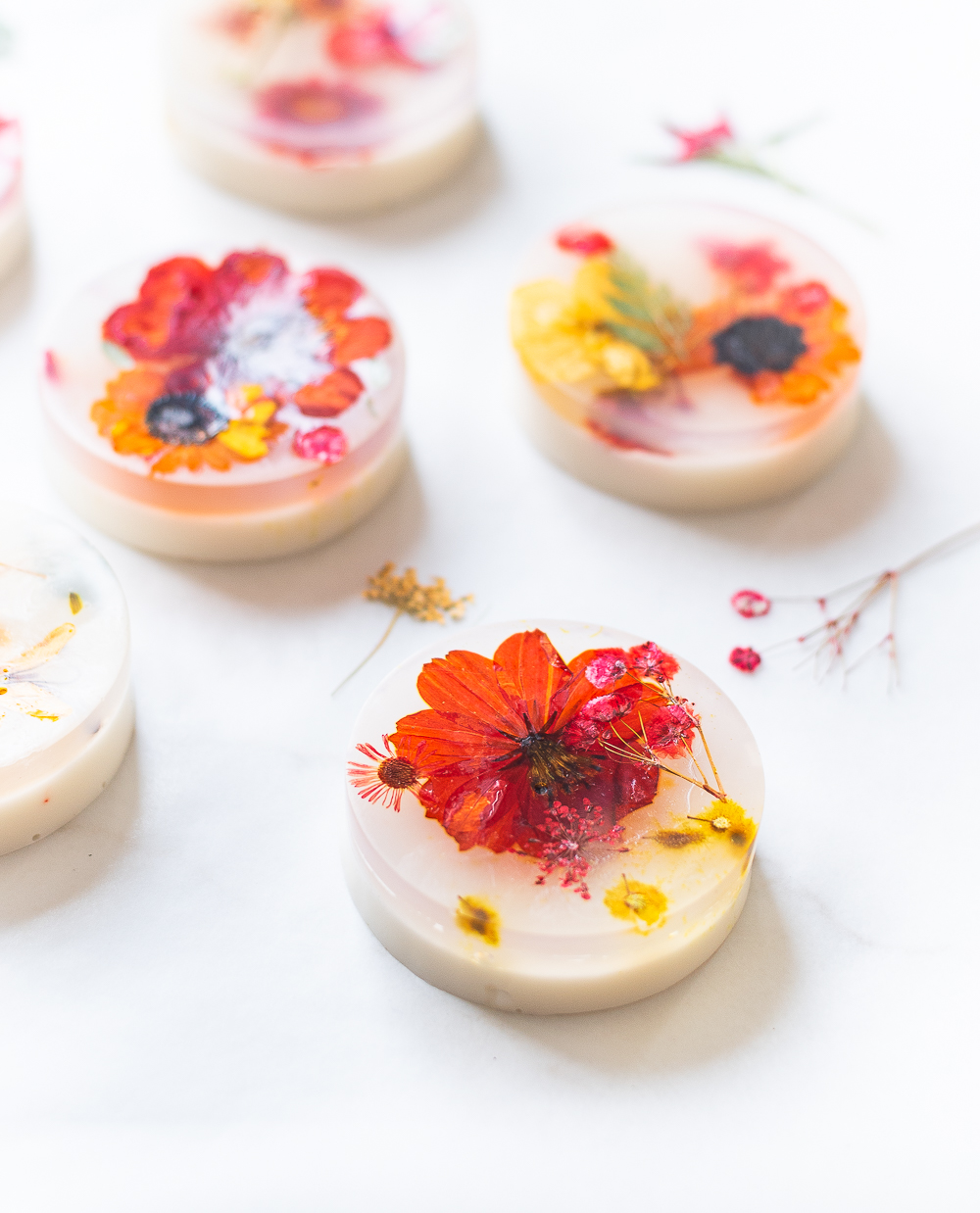 Homemade Pressed Flower Soap Recipe. How to Make Homemade Soap. Pressed Flower Crafts. Dried Flower Craft Ideas. Soap DIY with Pour and Melt Soap. Homemade Gift Ideas. Christmas Soap Ideas. Homemade Holiday Soap.