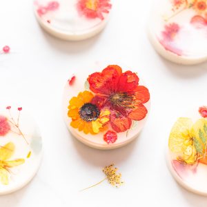 homemade pressed flower soap recipe. how to make soap. pressed flower crafts. dried flower craft ideas.