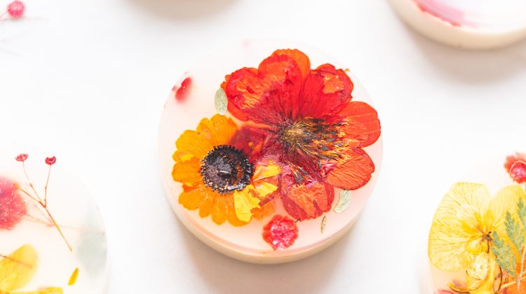 homemade pressed flower soap recipe. how to make soap. pressed flower crafts. dried flower craft ideas.