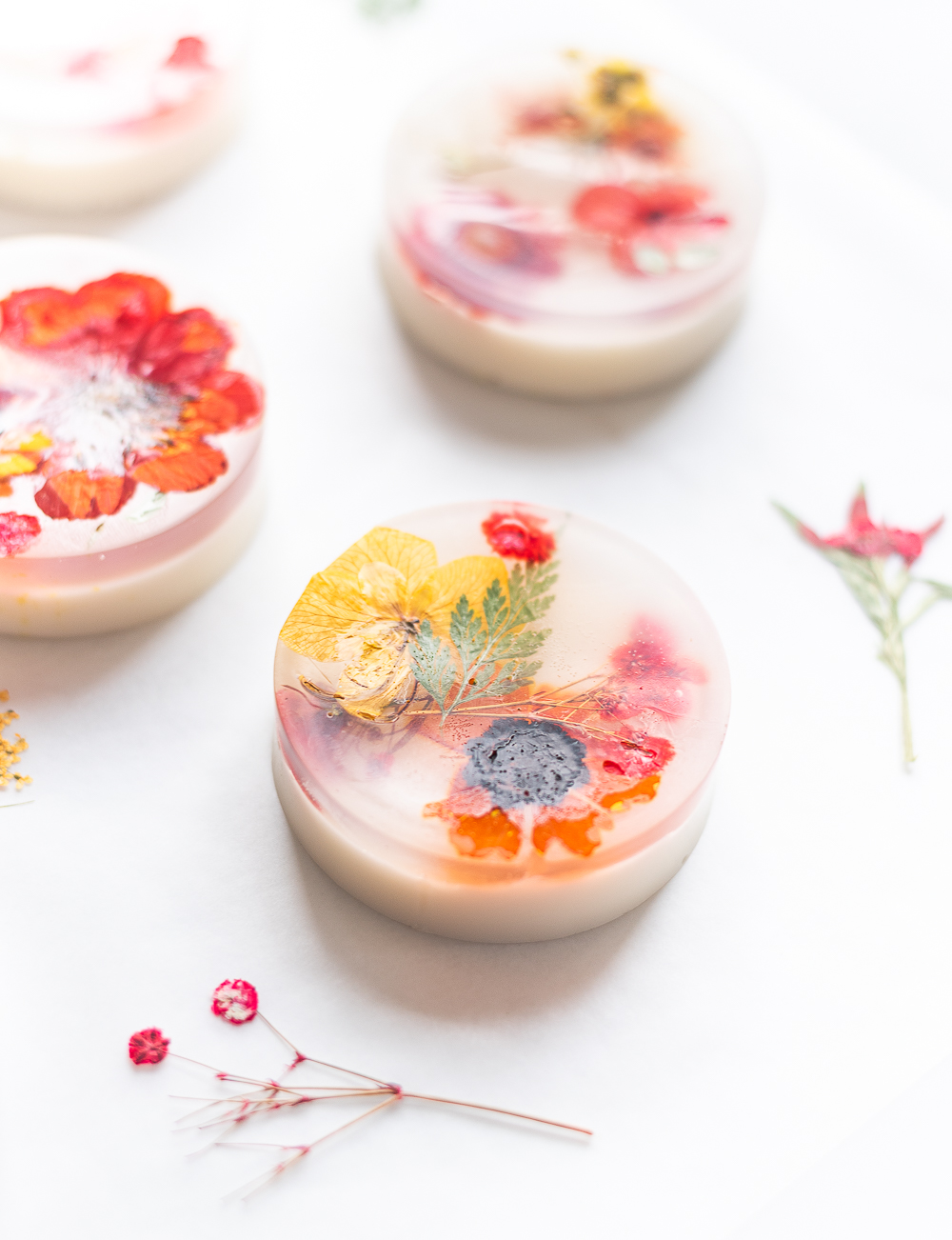 Homemade Pressed Flower Soap Recipe. How to Make Homemade Soap. Pressed Flower Crafts. Dried Flower Craft Ideas. Soap DIY with Pour and Melt Soap. Homemade Gift Ideas. Christmas Soap Ideas. Homemade Holiday Soap.