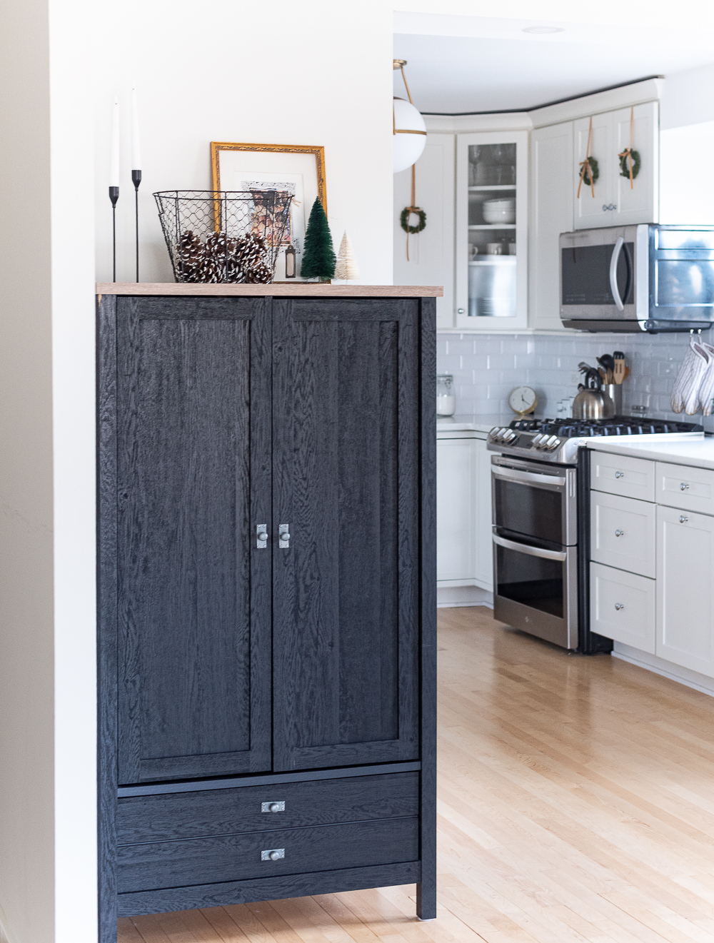 Christmas in the Dining Room. Neutral Christmas with Khaki Velvet Bows, Browns, Burgundies, Gold. Rustic Christmas Tree with Painted Pine Cones, Neutral Light Brown Velvet Ribbons, Gold, Burgundy, Brown Balls.